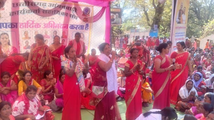 अधिकारों की मांग को लेकर आंगनबाड़ी कार्यकर्ता और सहायिकाएं हड़ताल पर, प्रदेशभर में हजारों केंद्रों पर ताला