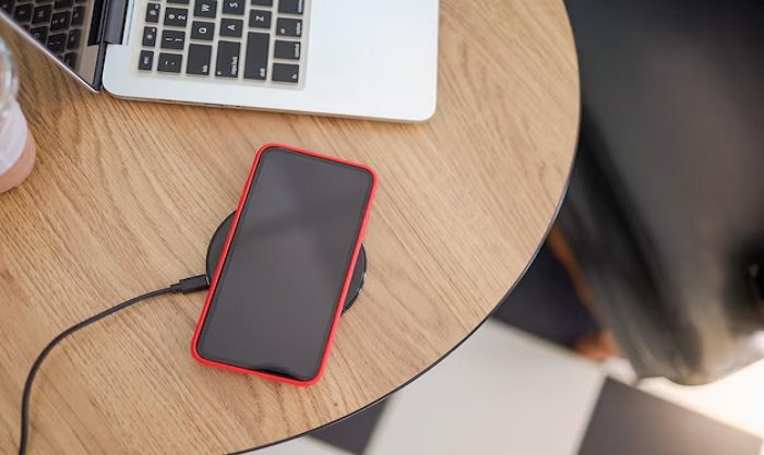 Wireless Charging: क्या वायरलेस चार्जिंग आपके स्मार्टफोन की बैटरी को धीरे-धीरे नुकसान पहुंचा रही है? जानिए पूरी सच्चाई