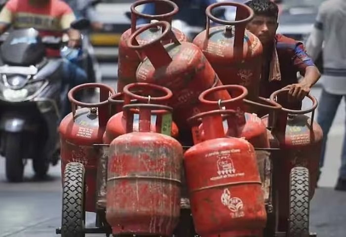LPG Crisis: एलपीजी गैस सिलेंडर की बढ़ती किल्लत पर सुपरएक्टिव हुई सरकार, 6 बड़े और अहम कदमों का ऐलान