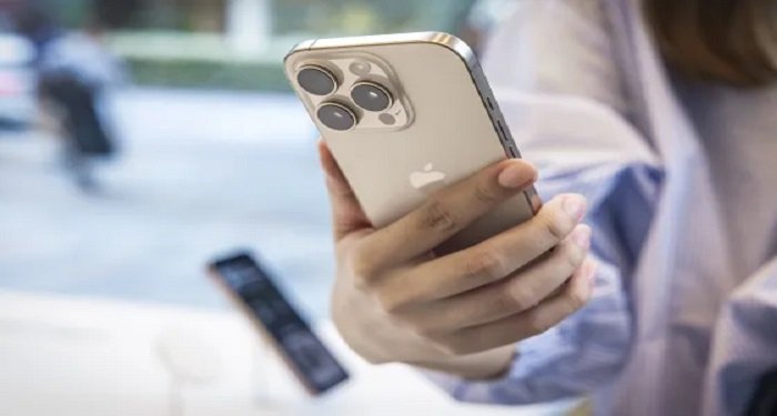 iPhone Cyber Attack Campaign: पुराने आईफोन यूज करने वाले हो जाएं सावधान, पलक झपकते ही हो जाएगा यह कांड