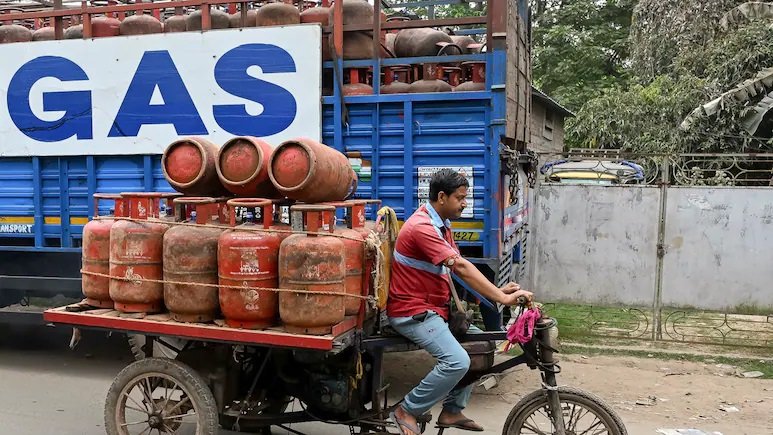 LPG Gas Cylinder Shortage: देश में LPG संकट पर राहत की खबर, सप्लाई सामान्य, कहीं भी गैस की कमी नहीं – सरकार ने उत्पादन बढ़ाया