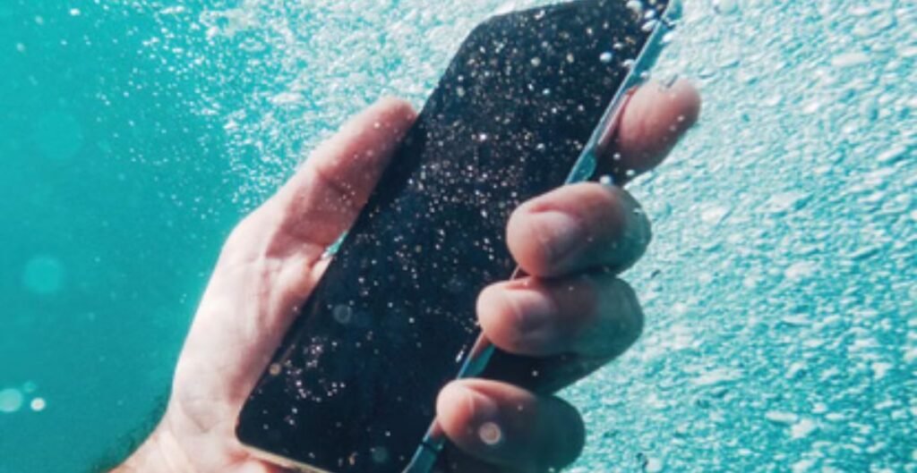 बारिश में भी सुरक्षित रहेगा आपका फोन! ये हैं बेस्ट IP रेटिंग वाले वाटरप्रूफ स्मार्टफोन्स फोन