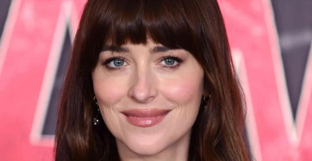 ‘फिफ्टी शेड्स ऑफ ग्रे’ स्टार डकोटा जॉनसन ने सुनाया किस्सा: एक हैंडशेक की वजह से गंवाना पड़ा बड़ा प्रोजेक्ट डकोटा जॉनसन