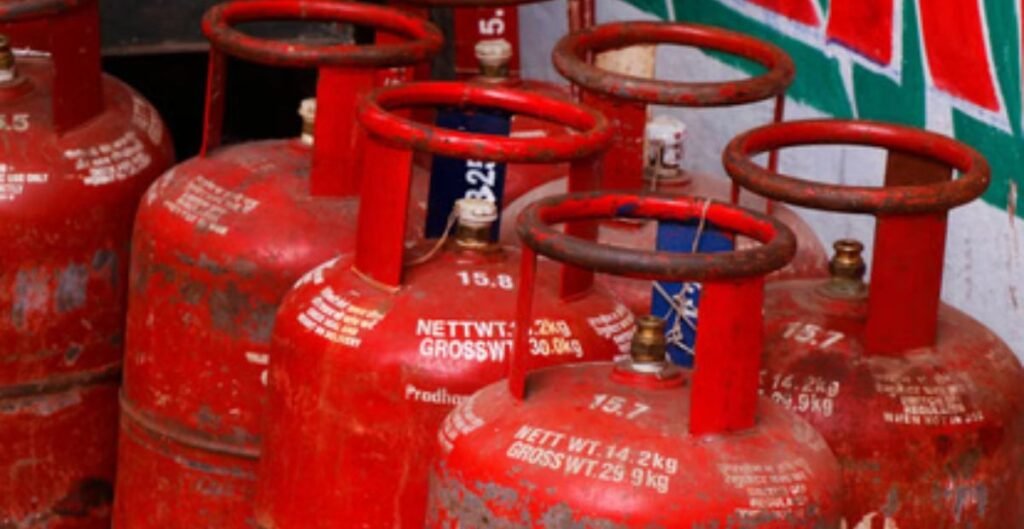 Gas Crisis Update: एलपीजी बुकिंग घटकर 77 लाख, पेट्रोल-डीजल की सप्लाई सामान्य; सरकार बोली- ईंधन की कोई कमी नहीं ईंधन