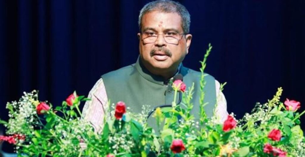 नए पाठ्यक्रम विवाद पर धर्मेंद्र प्रधान का बयान, कमेटी करेगी NCERT-UGC नियमों की समीक्षा पाठ्यक्रम