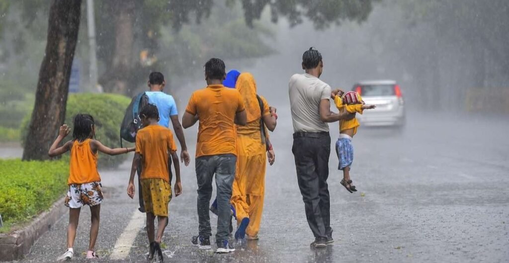 आज से बदलेगा मौसम का मिजाज: पहाड़ों में बारिश-बर्फबारी, कई मैदानी राज्यों में आंधी और वज्रपात की चेतावनी मौसम