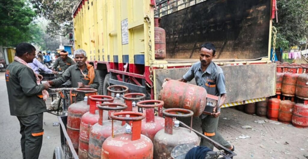 LPG Crisis: सूरत में रसोई गैस महंगी, प्रवासी मजदूर लौटे गांव; उद्योगों में बढ़ी श्रमिकों की कमी रसोई गैस
