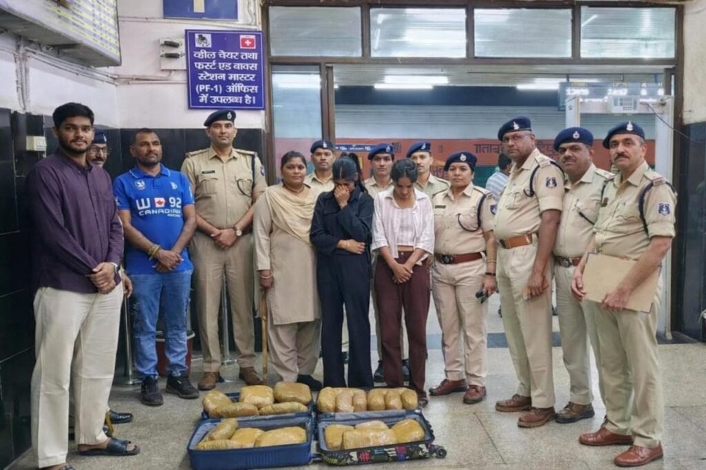 वंदे भारत में तस्करी: दो युवतियां 24 किलो गांजे के साथ गिरफ्तार