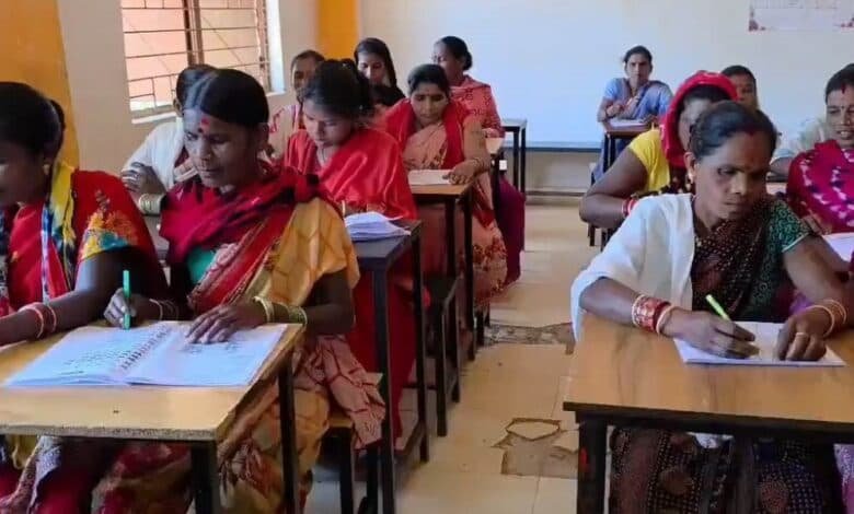 नई राह पर बस्तर: साक्षरता अभियान से बदल रही पहचान