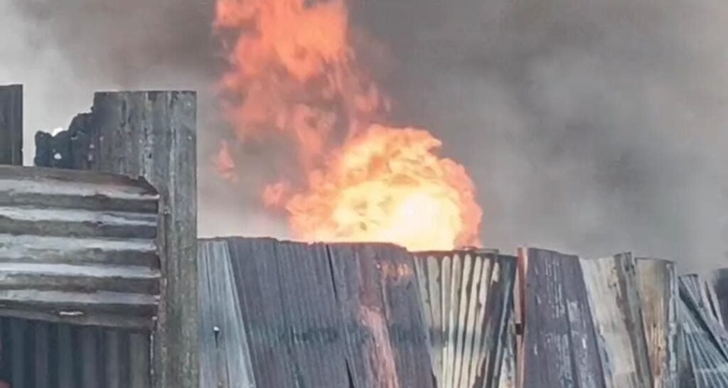 प्लास्टिक गोदाम में लगी भीषण आग, घंटों की मशक्कत के बाद बुझी लपटें