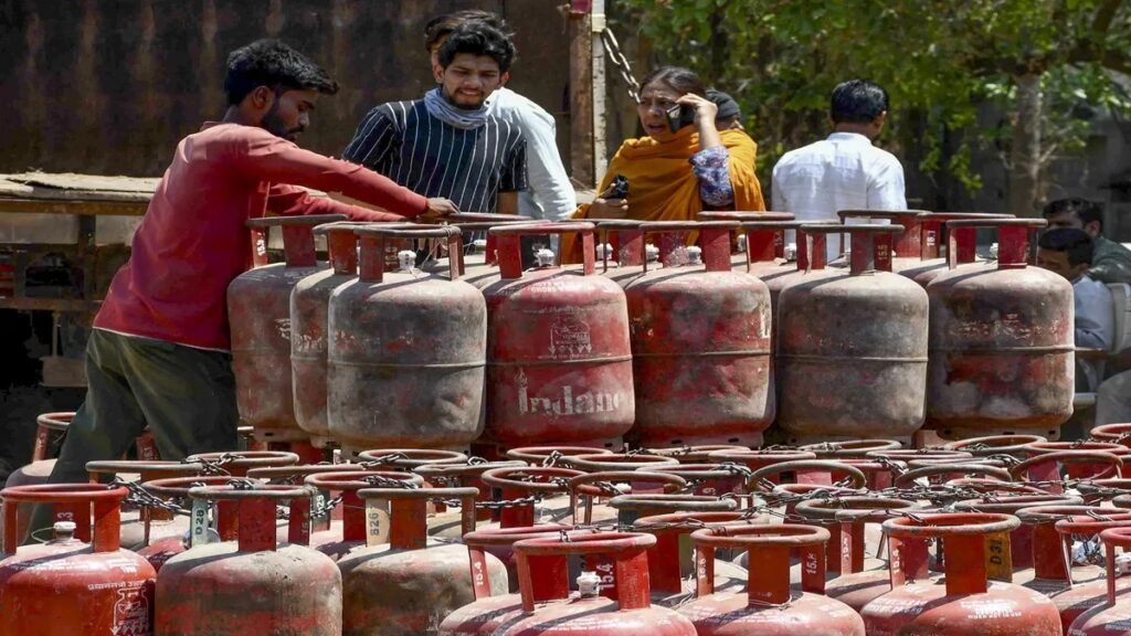 LPG Gas Cylinder: प्रवासी मजदूरों के लिए बड़ी राहत, अब मिलेगा 5 किलो LPG सिलेंडर, खाद्य विभाग के निर्देश जारी
