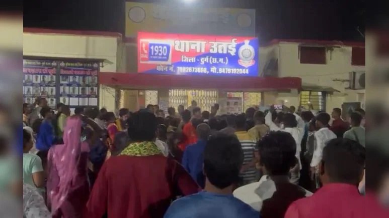 CG CRIME : बोरे में बंद मिली मासूम, पड़ोसी ने किया दुष्कर्म, आक्रोशित लोगों ने किया थाने का घेराव