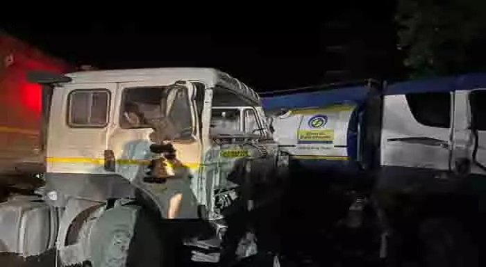 कोरबा: NH-130 पर डीजल टैंकर और ट्रेलर में जोरदार भिड़ंत, चालक केबिन में फंसा, 3 घंटे ठप रहा ट्रैफिक