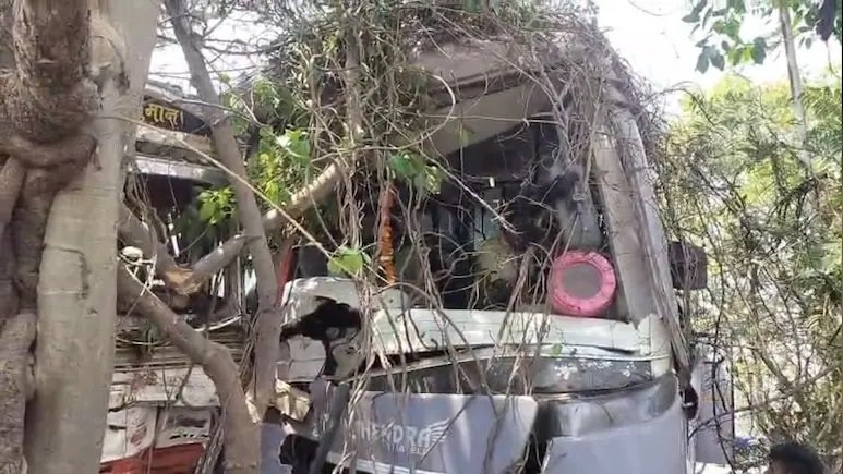 Chhattisgarh Road Accident: NH-30 पर जोरदार टक्कर, बस-ट्रक भिड़ंत में 12 से ज्यादा यात्री घायल, मची अफरा-तफरी