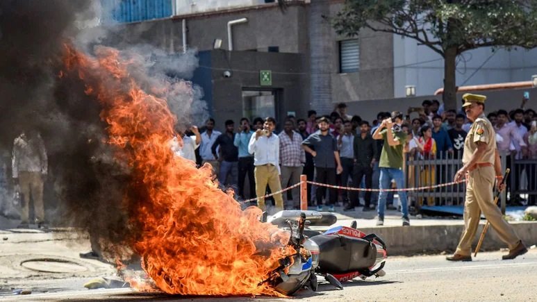 Noida Protest: पुलिस जांच में चौंकाने वाले खुलासे, हिंसा हुई नहीं, भड़काई गई! रातोंरात बने व्हाट्सएप ग्रुप, बाहर से बुलाए गए लोग…