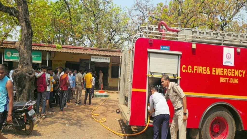 जिला सहकारी बैंक में भीषण आग: बंदरों की उछल-कूद से हुआ शॉर्ट सर्किट, कंप्यूटर व महत्वपूर्ण दस्तावेज जलकर राख