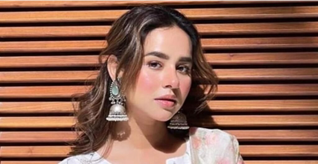 Sunanda Sharma Concert Incident: स्टेज पर चढ़े फैन से घबराईं सिंगर, बीच परफॉर्मेंस में छोड़ा शो Sunanda Sharma