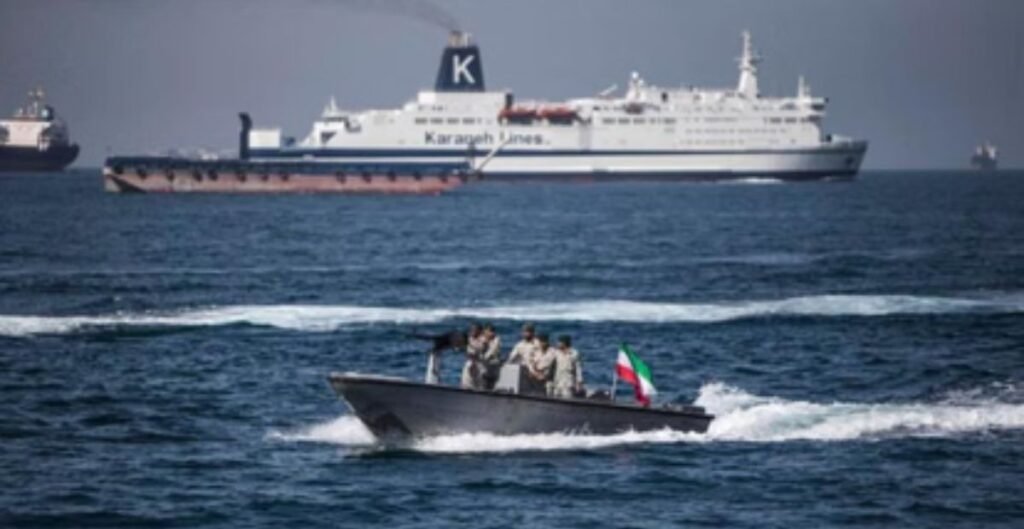 होर्मुज में बढ़ा तनाव: अमेरिकी नौसेना ने ईरानी जहाज को खदेड़ा, ईरान पर दबाव तेज अमेरिकी नौसेना