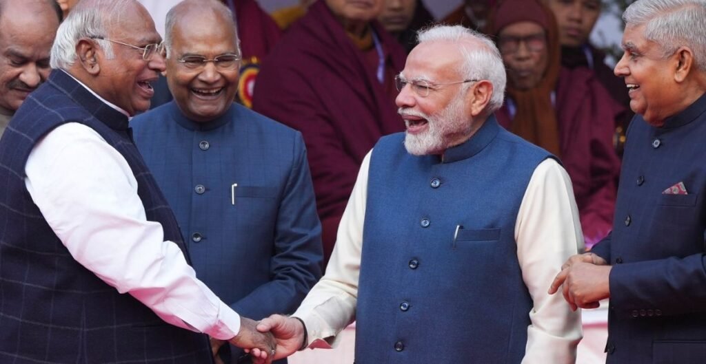 संसद में दिखी मोदी-खरगे की खास केमेस्ट्री, राहुल गांधी संग तस्वीर भी हुई थी वायरल संसद