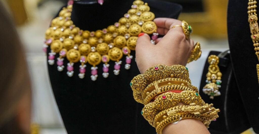 Gold Silver Price Today: अक्षय तृतीया से पहले सर्राफा बाजार में जोरदार उछाल, चांदी ₹11,800 चढ़ी, सोना 1.58 लाख पार सर्राफा बाजार