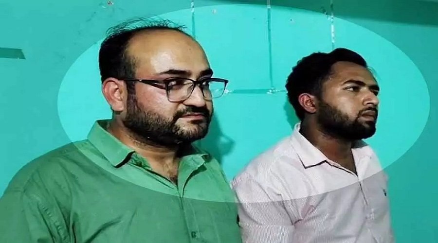 CG News : देशी दवाओं और विदेशी मशीनों के नाम पर ठगी! फर्जी डॉक्टरों का खुलासा, लोगों ने पुलिस को सौंपा