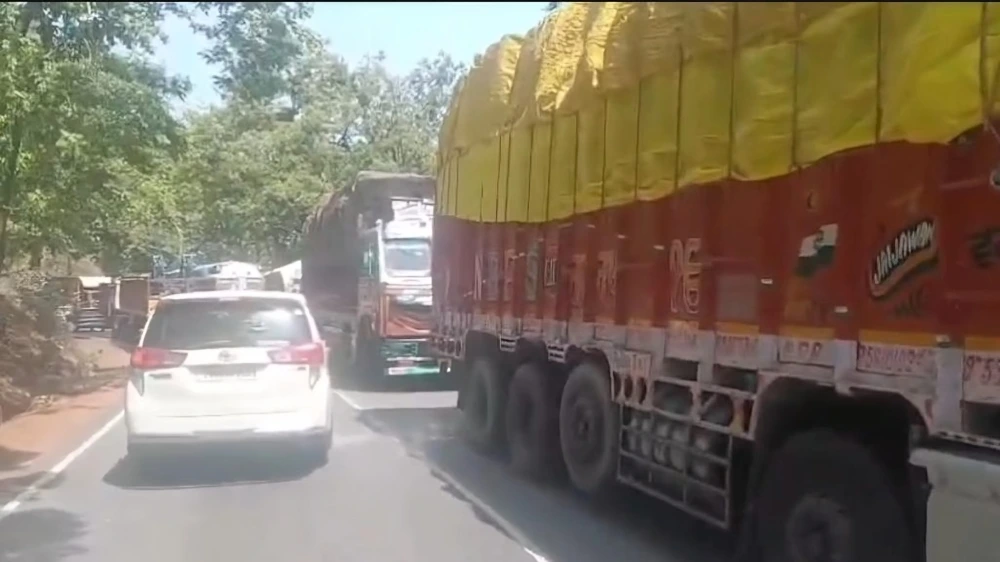 चिल्फी घाटी में एक फिर लगा जाम, छत्तीसगढ़-मध्यप्रदेश का संपर्क हुआ बाधित, वाहनों की लगी कतार चिल्फी घाटी