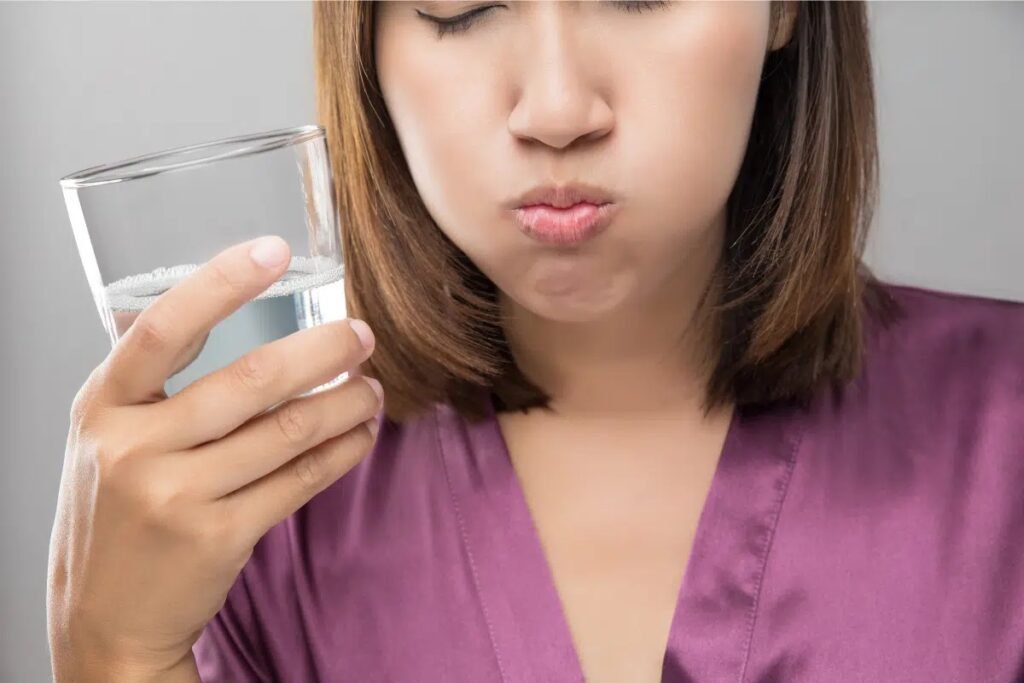 Salt Water Gargle Benefits: रात में नमक पानी से कुल्ला करना क्यों है फायदेमंद? जानें सही तरीका