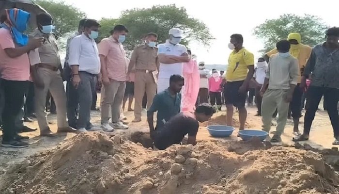 एक-एक कर 8 लोगों की मौत से दहशत: जांच के लिए प्रशासन ने कब्र खोदकर निकाला शव; ग्रामीण परेशान