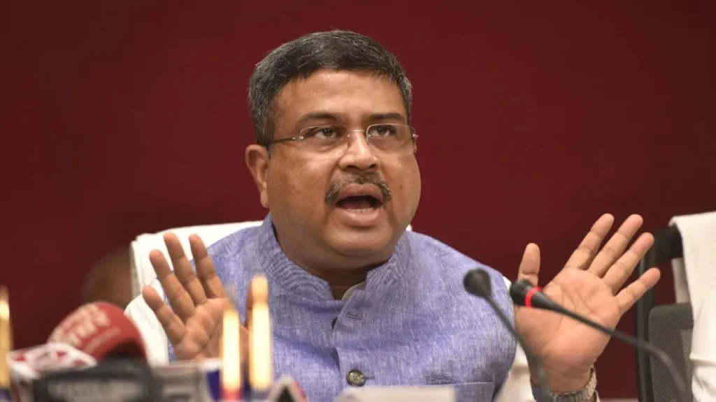 9 पसलियां टूटीं, फेफड़ों में गंभीर चोटें, फिर भी NEET का री एग्जाम देने पहुंची छात्रा; धर्मेंद्र प्रधान ने करवाया इंतजाम NEET