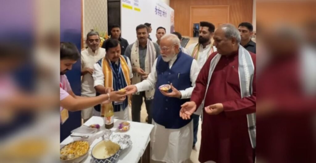 PM Modi Jhalmuri Video: NDA बैठक में पीएम मोदी ने नेताओं संग खाई झालमुड़ी, वीडियो हुआ वायरल पीएम मोदी