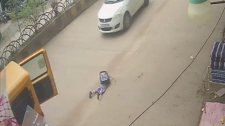 स्कूल वैन की बड़ी लापरवाही! खुला गेट बना हादसे की वजह, सड़क पर गिरा बच्चा; CCTV में कैद हुई घटना