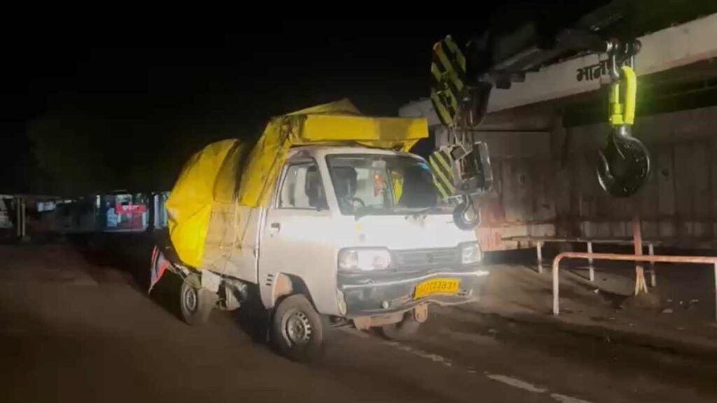 CG News: तेज रफ्तार ट्रेलर का कहर, खड़ी पिकअप में मारी जोरदार टक्कर; 1 की मौत, 8 घायल