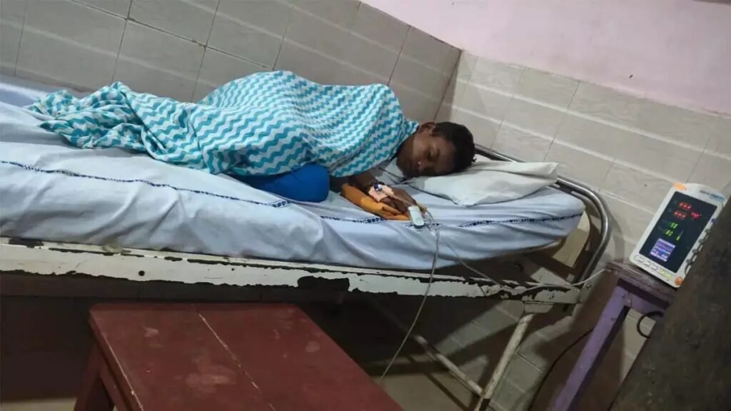 स्कूल के 8 छात्र अचानक हुए बेहोश, नशे की दवा देने का आरोप साथी छात्र पर; अस्पताल में इलाज जारी