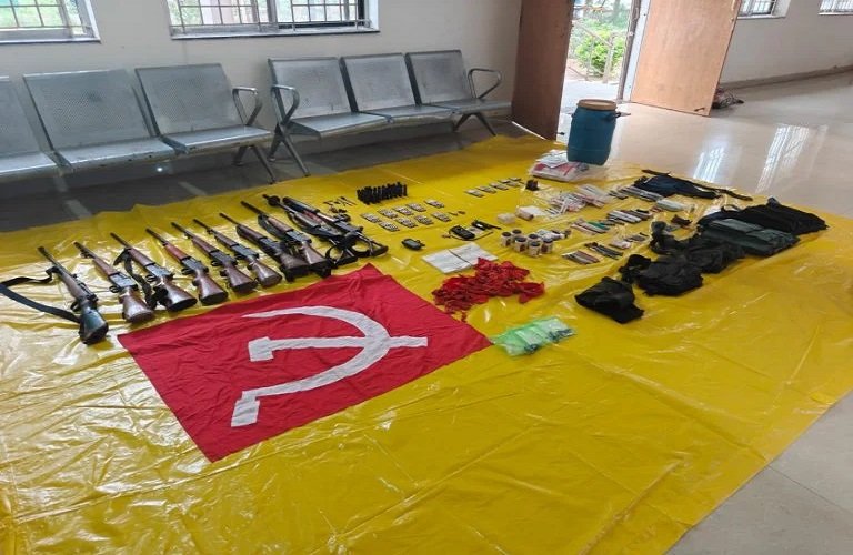 नक्सलियों के छिपे डंप का खुलासा: जमीन के नीचे से 8 बंदूकें, 78 मेमोरी कार्ड समेत भारी मात्रा में सामान बरामद