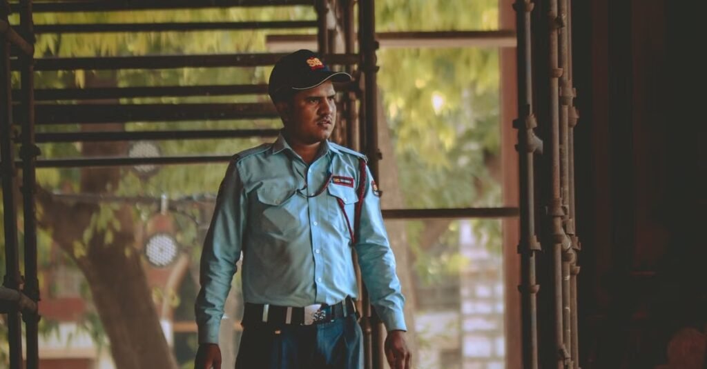 Security Guard Job: 10वीं-12वीं पास युवाओं के लिए नौकरी का मौका, जानें कैसे करें आवेदन और कहां मिलेगी वैकेंसी