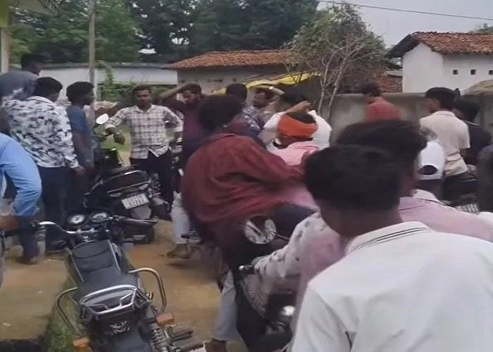 कोरबा में गोवंश वध की सूचना से बवाल, नर्मदा गांव में ग्रामीणों और बजरंग दल का प्रदर्शन
