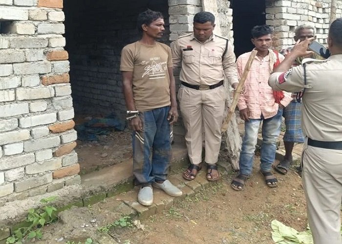 पत्नी की डंडे से पीट-पीटकर हत्या: रातभर शराब के नशे में बरपाया कहर, सुबह पड़ोसियों के सामने किया जुर्म कबूल