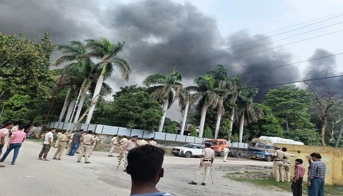 कोरबा की कार्बन फैक्ट्री में भीषण ब्लास्ट, आग की लपटों से मचा हड़कंप; 30-40 मजदूरों ने भागकर बचाई जान