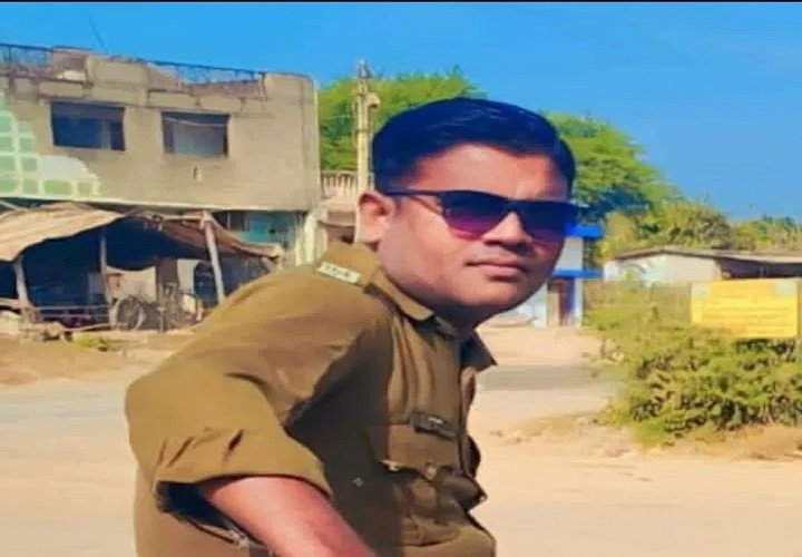 सक्ती में पुलिस आरक्षक ने की आत्महत्या, थाना बैरक में फंदे पर लटका मिला शव; जांच शुरू