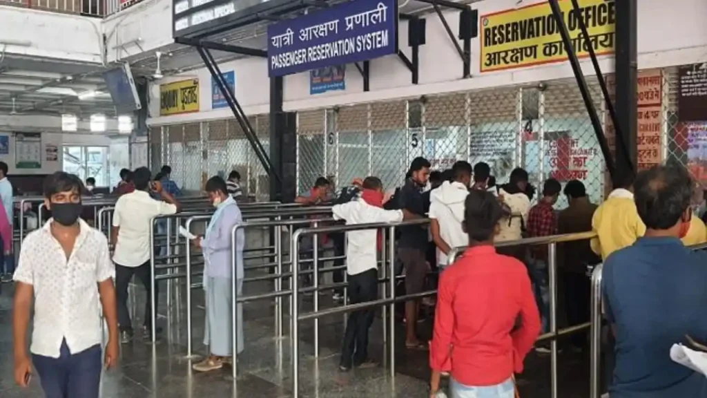 अब दोपहर दो बजे तक ही खुलेंगे कम टिकट बिक्री वाले रेलवे आरक्षण केंद्र, बिलासपुर रेल मंडल ने लिया फैसला दोपहर