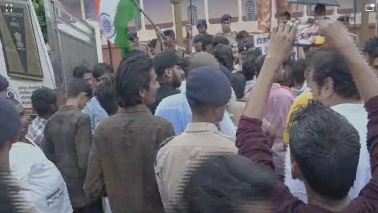 दिल्ली लाठीचार्ज के विरोध में छत्तीसगढ़ NSUI-युवा कांग्रेस का प्रदर्शन, अंबेडकर चौक पर फूंका PM का पुतला