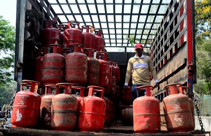 LPG Cylinder Rules: घर में तय सीमा से ज्यादा सिलेंडर रखे तो होगी कार्रवाई, जानें क्या है नियम