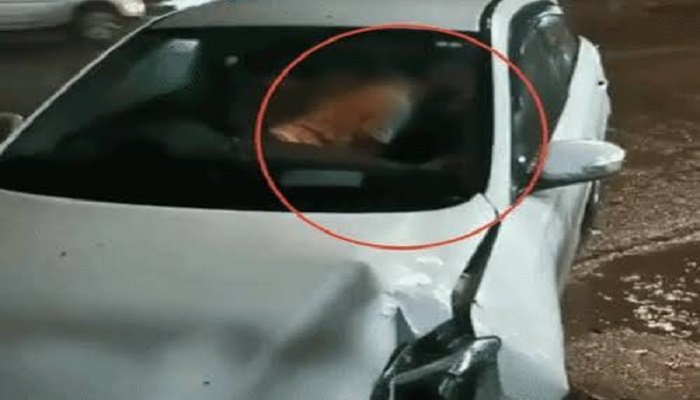 CG News: एक्सीडेंट के बाद कार में इश्क लड़ाना पड़ा भारी, KISS करते कपल पर पुलिस ने की कार्रवाई
