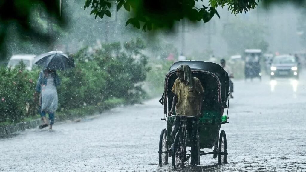 Aaj ka Mausam: छत्तीसगढ़ में सुहाना हुआ मौसम, झमाझम बारिश के बाद कई क्षेत्रों में फिर अलर्ट जारी