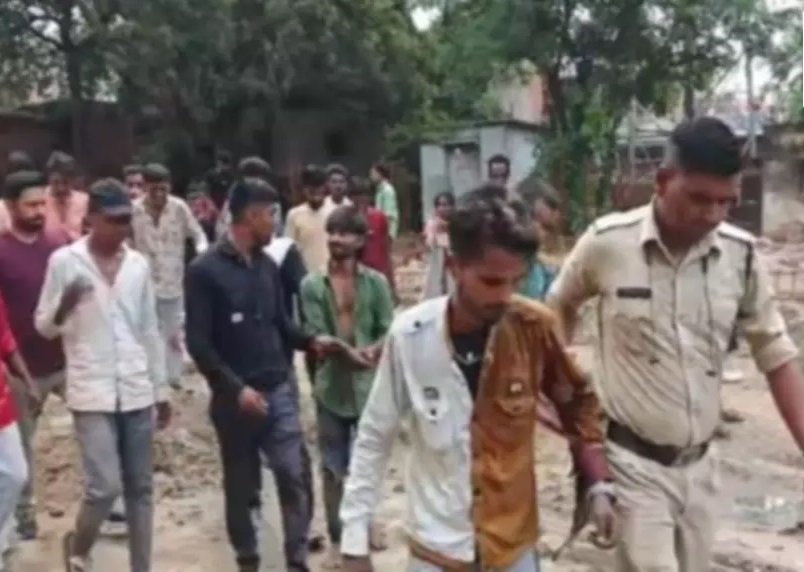 दो चोर रंगे हाथों पकड़े गए, रस्सी से बांधकर की पिटाई; नशे का सामान बरामद
