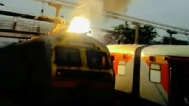 Ujjain Train Fire Accident: उज्जैन में बड़ा रेल हादसा टला! चलती ट्रेन के इंजन में लगी आग, जान बचाने कूदे यात्री