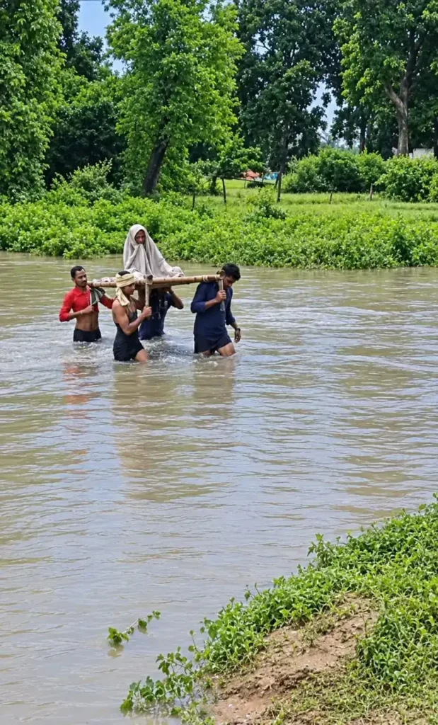 बाढ़ में रातभर फंसा रहा बीमार मरीज