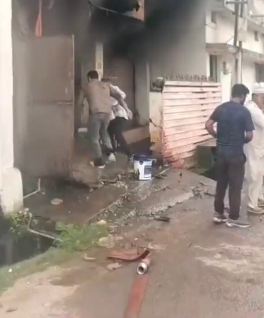महासमुंद डीके फ्रिज-टीवी सेंटर में आग इमलीभाठा वार्ड 10 शॉर्ट सर्किट