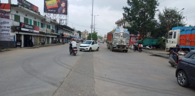 अंबिकापुर रिंग रोड पर खुले डिवाइडर कट से बढ़ा खतरा, आदेश के बाद भी कई जगह नहीं हुई कार्रवाई अंबिकापुर रिंग रोड डिवाइडर कट खुले होने से हादसे का खतरा