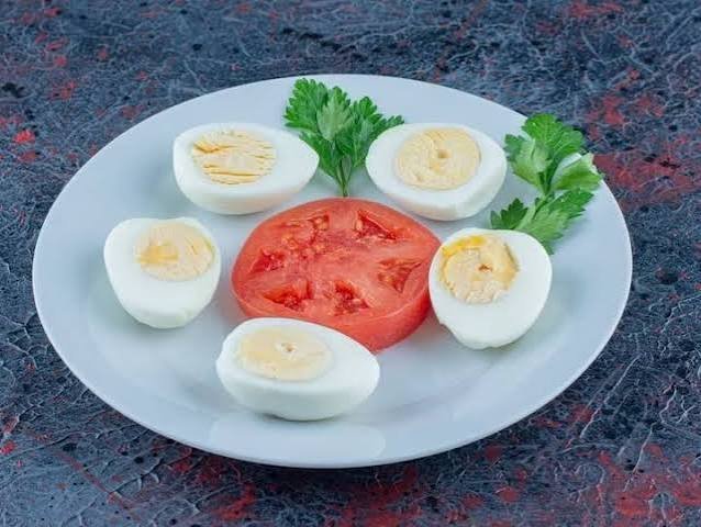 अंडे की जर्दी से हार्ट अटैक? जानिए क्या है सच, किसे पूरा अंडा खाना चाहिए और किसे सावधानी बरतनी चाहिए अंडे की जर्दी और हार्ट अटैक के बीच संबंध को समझाती स्वास्थ्य खबर